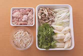 鍋の具の準備をする。鶏肉は一口大に切る。ごぼうは皮をこそげ落としてささがきにし、水にさらす。まいたけは小房にほぐし、ねぎは幅1センチの斜め切りにする。せりは長さ4センチくらいに切る。焼いたきりたんぽは斜め半分に切る。
