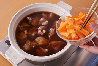 鍋にAを入れて中火にかけ、煮立ったら鶏肉、にんじん、しいたけ、えのきだけを入れ8割火が通るまで約10分煮る。