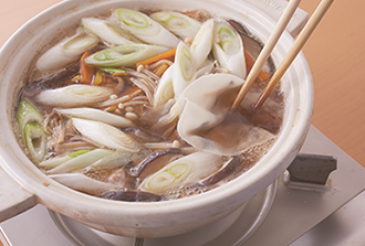 ねぎの白い部分、餃子の皮を加えてさらに5分程度煮る。仕上げにねぎの青い部分を散らす。
