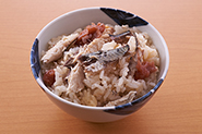炊き込みご飯にアレンジすることもできます。梅干しも一緒に炊いて風味よく。いわしの梅煮の炊き込みご飯　材料と作り方（2合分）：米（2合）は洗って炊飯器に入れ、目盛りまで水を入れる。いわしの梅煮の煮汁（大さじ2）、塩（小さじ1/6）を入れてよく混ぜる。いわしの梅煮（2尾）、煮汁から取り出した梅干し（1個）をのせ、普通に炊く。いわしの骨を取り除き、梅干しの種も取り果肉を細かくして、さっくりと混ぜ合わせる。