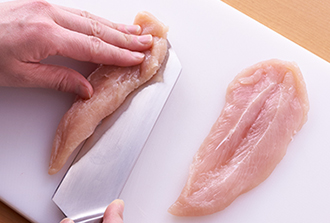 ささみは厚みが半分になるよう、縦に切り込みを入れて開く（切り離さない）。小さいものはラップをのせてめん棒で軽くたたいてのばす。青じそは縦半分にちぎる。梅干しは種を取って果肉をたたく。