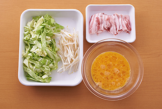 豚肉は長さ5センチに切る。キャベツは幅7～8ミリに切る。もやしはさっと洗って水気をきる。ボウルに卵を入れ、Aを混ぜて加え、卵白を切るようにかるく溶きほぐす（卵のコシを残す程度に）。