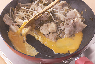 Aを加えて混ぜ合わせ、塩で味をととのえる。具を少し端に寄せ、空いたところに溶き卵を流し入れる。少しおいて半熟になってきたら大きく混ぜ合わせる。