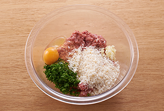 ボウルにひき肉、塩、カレー粉、黒こしょうを入れ、手でこねる。Aを加え、さらによく練ってひき肉だねを作る。手にオリーブ油少々（分量外）を塗り、たねを4等分に分け、薄い円形に成形し、バットなどに並べ冷蔵庫で休ませる。