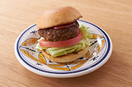 ハンバーガーにもアレンジできます。バンズに粒マスタードをぬり、ハンバーグ、レタス、トマトをはさんでケチャップをかけて召し上がれ。