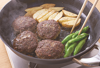 フライパンにオリーブ油を中火で熱し、1を並べ、肉の両面に焼き色がつくまで焼く。空いているところにじゃがいも、しし唐辛子を並べ、野菜を転がしながら焼き、塩（分量外）をふる。肉に火が通るまで8分ほど焼く。器に盛り、つけ合わせのトマトは半月切りにして添える。