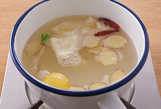スープを作る。鍋にAを入れて煮立たせ、香りが立つまで10分ほど煮る。ざるでこして土鍋に入れ、ナンプラー、砂糖を加える。