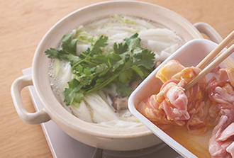 タレの材料を全て混ぜ合わせる。1を煮立てて野菜を適量入れ、豚肉は卵をからめながら、鍋に加える。火が通ったものから取り出し、タレにつけて食べる。