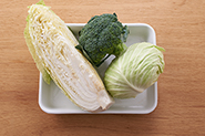 ほうれん草の他に、白菜やブロッコリー、キャベツなどでも同じように作れます。ゆでた後、水気をしっかり絞るのがポイントです。