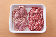 鶏肉、ラム肉で作ると本場のサテらしくなります。鶏肉は火が通りやすい大きさに切って、しっかり焼きましょう。