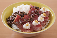 温かいご飯にのせて漬け丼にしましょう。長いもとしば漬けもご飯に合うので食がすすみます！