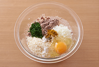 玉ねぎはみじん切りにして1のボウルに加え、Aも加えてよく混ぜ合わせる。8等分にして丸め、薄力粉をまぶす。