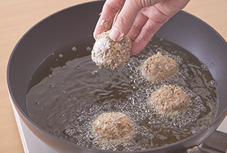 フライパンにオリーブ油を深さ2センチくらいまで入れ170℃に熱する。2を入れ、ときどきころがしながら全体がこんがりするまで揚げ、取り出して油を切る。器に盛り、レモンを添える。