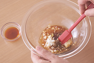 ボウルにラー油以外のピリ辛ねぎだれの材料を順に入れて混ぜ合わせ、最後にラー油を混ぜる。皿の縁に沿ってトマトを丸く並べる。きゅうりの水気をよくきり、半分に折りたたみながら、トマトの上に花びらのように丸く並べる。その中央に豚肉を盛り、ピリ辛ねぎだれをかける。