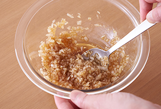 玉ねぎだれを作る。玉ねぎはみじん切りにし、水に5分ほどさらしてしっかり水気を絞る。ボウルにAを混ぜ合わせ、玉ねぎを入れて混ぜ、味をなじませる。香菜を長さ2センチに切っておく。