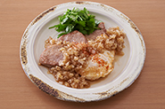 豚肉のソテーをプラスして、ボリュームアップの一皿に。豚ヒレ肉（160g）を食べやすい大きさに切り、塩・こしょう（各少々）で下味をつけ、小麦粉（大さじ1）をまぶして、卵を焼いた後のフライパンで強めの中火で2分、返して更に2分焼きます。