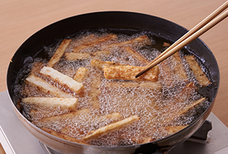 フライパンに揚げ油を深さ1.5センチくらいまで入れ、中温に熱する。長いもを全体に広げるように入れる。3分ほど揚げて上下を返し、さらに2分ほど揚げる。強火にし、カリッとするまで1分ほど揚げて取り出し、油をきる。