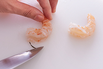 えびは背に切り目を入れ、背わたがあれば取る。豚肉は食べやすい大きさに切る。もやしは洗って水気をきっておく。Aを混ぜ合わせてバインセオの生地を作る。
