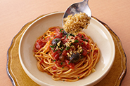 香ばしく炒めたパン粉をかけると、香りも食感もアップ。粉チーズをかけるのとはひと味違うおいしさです。ぜひお試しを！パン粉大さじ3に対してオリーブ油大さじ1くらいの割合で炒めましょう。