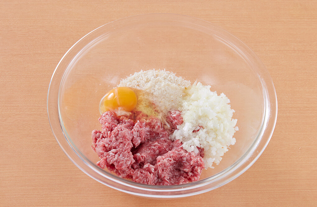 ボウルにひき肉、塩、こしょう、ナツメグを入れ、粘りが出るまで練る。Aを加えて全体を混ぜ合わせる。2等分にして、小判型に成形する。