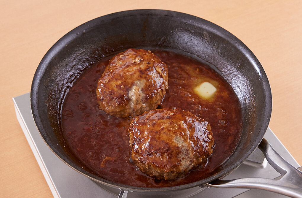 中央に竹串を刺して、透明な肉汁が出たらBを混ぜて加える。ひと煮立ちしたらバターを加え、混ぜて溶かす。器にハンバーグを盛ってソースをかけ、クレソンを添える。