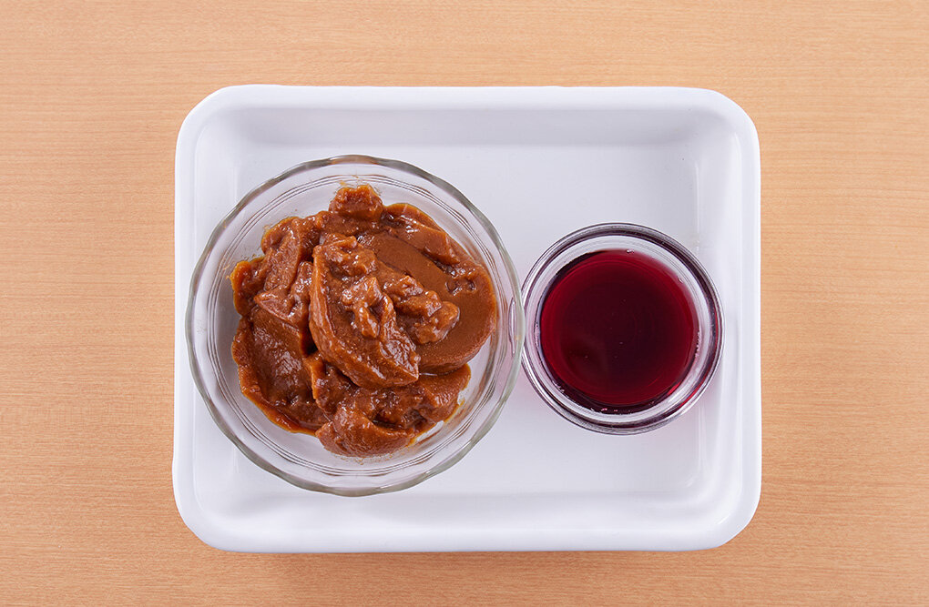 赤ワインの風味をきかせた大人っぽいソースにすることもできます。レシピのBの代わりに、デミグラス缶1/2缶（約150g）、赤ワイン大さじ2を混ぜて加え、ひと煮立ちしたらバター10gを加えます。