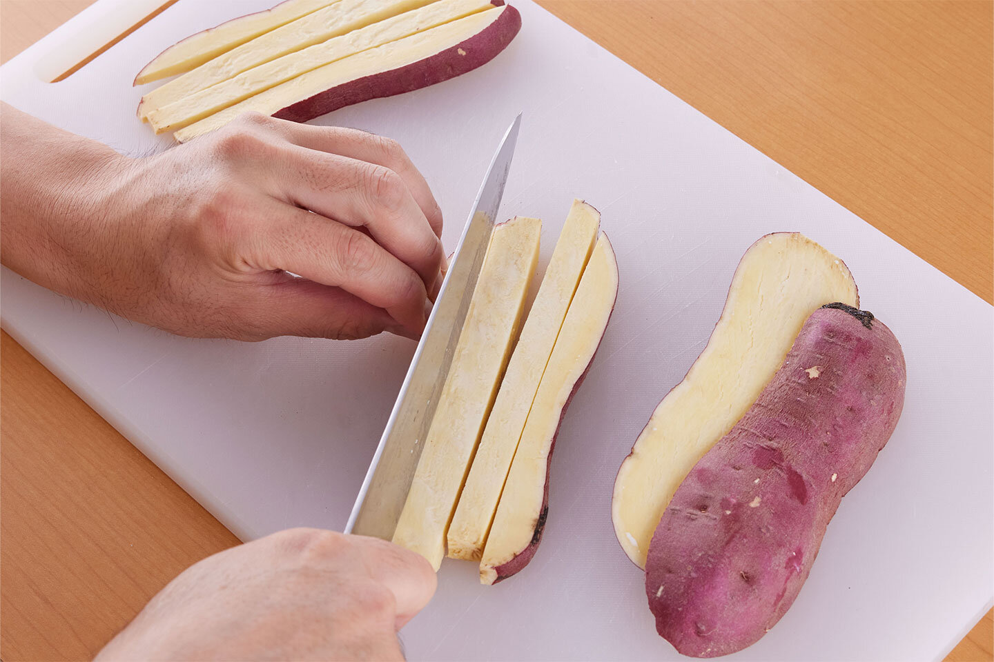 さつまいもは皮つきのまま、縦に厚さ1cmに切り、さらに幅1cmの棒状に切る。サッと水にさらし、水けを拭く。