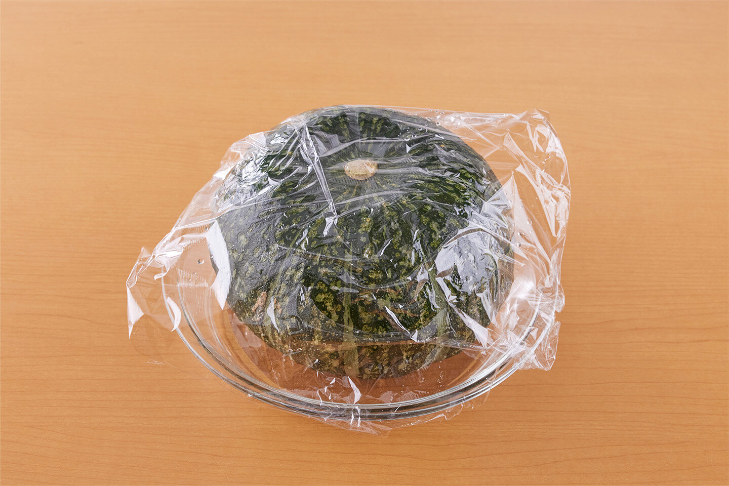 かぼちゃは、水で洗い、包丁やフォークなどで皮に数か所穴を開ける。水けがついたまま耐熱皿にのせ、ラップをふんわりとかけて、電子レンジ（600W）で10分加熱する。上下を返し、さらに10分加熱する。そのまま15分ほどおく。<br>※調理時間40分の中に、粗熱をとる時間15分は含まれておりません。