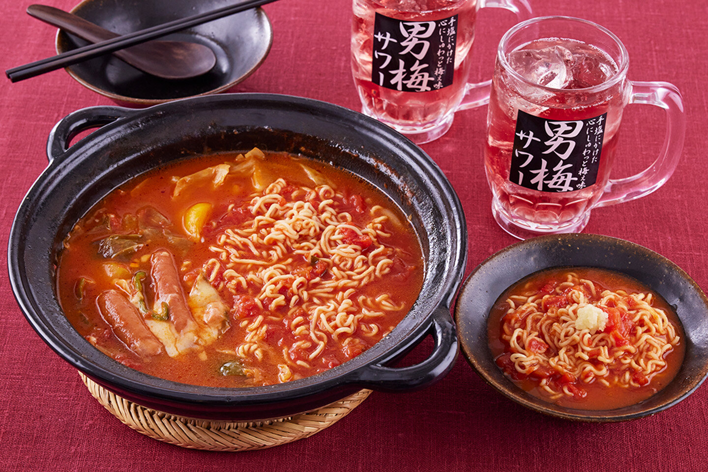 〆はインスタントラーメンで！<br>1袋分のラーメンの麺を入れて袋の表示通りの時間煮る。食べる時に、にんにくのすりおろしをのせて「追いにんにく」するのもおすすめです。