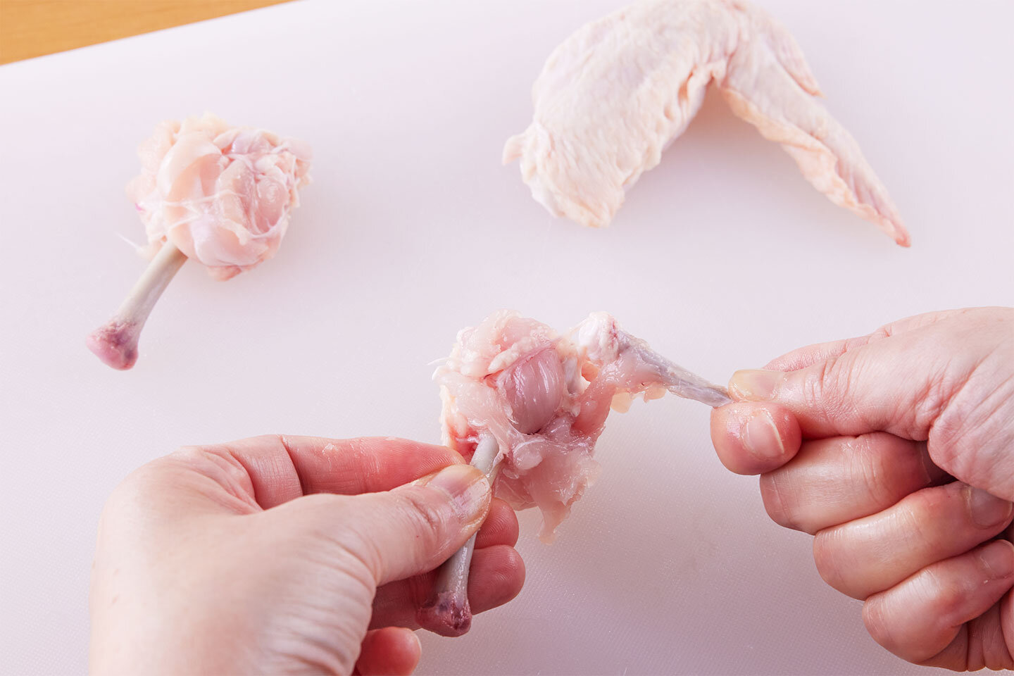 細いほうの骨を、ぐるぐると回転させるようにして引っ張り、肉から外す。