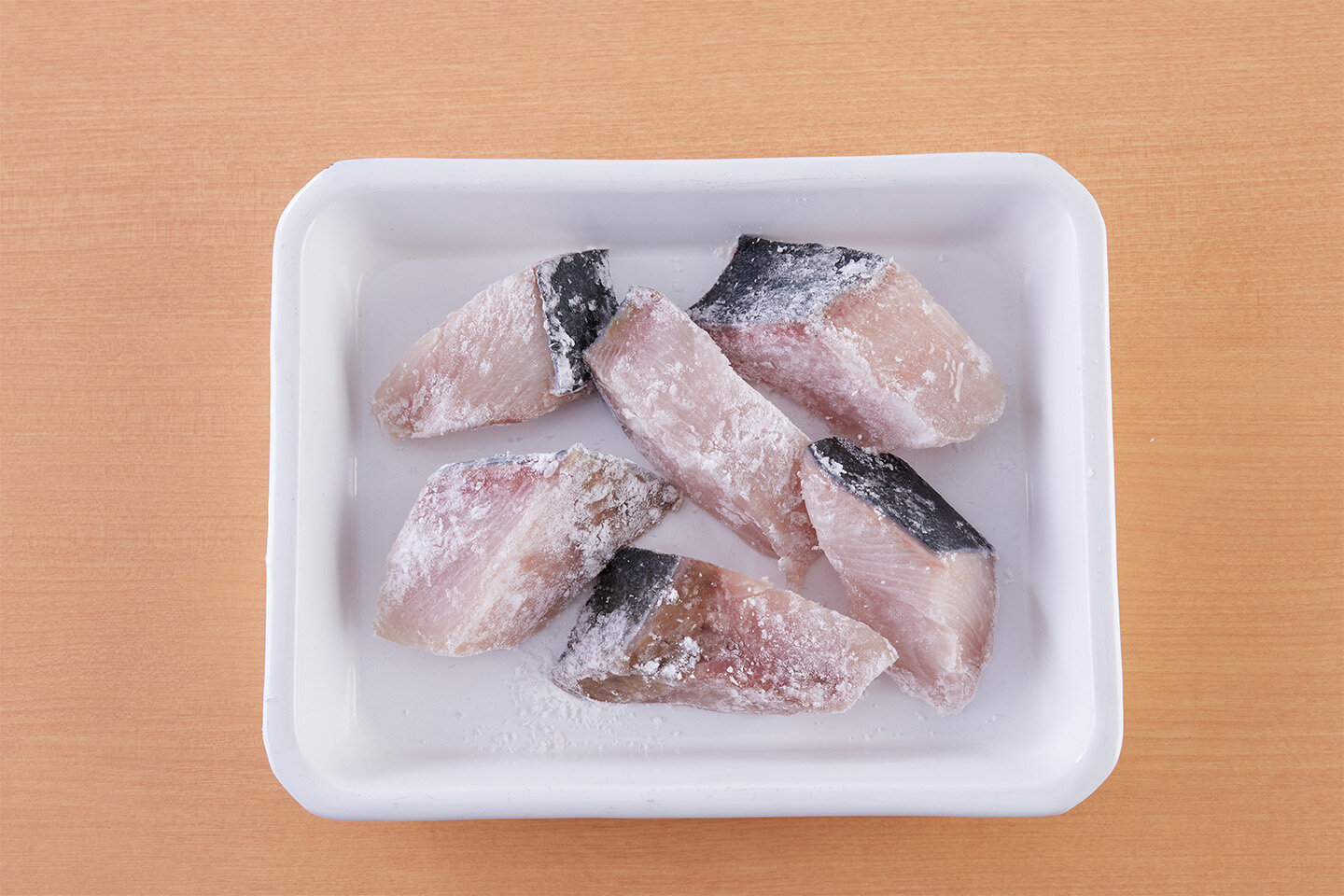 ぶりは1切れを3つに切り、塩をふって片栗粉をまぶす。
