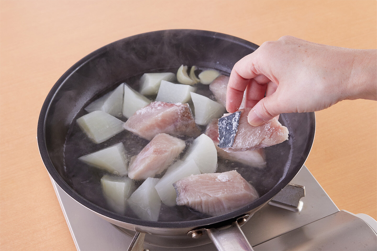 フライパンにAと大根を入れて強火にかける。煮立ったらぶりを加え、3分ほど煮る。上下を返して2分ほど煮て、Bで味を整える。