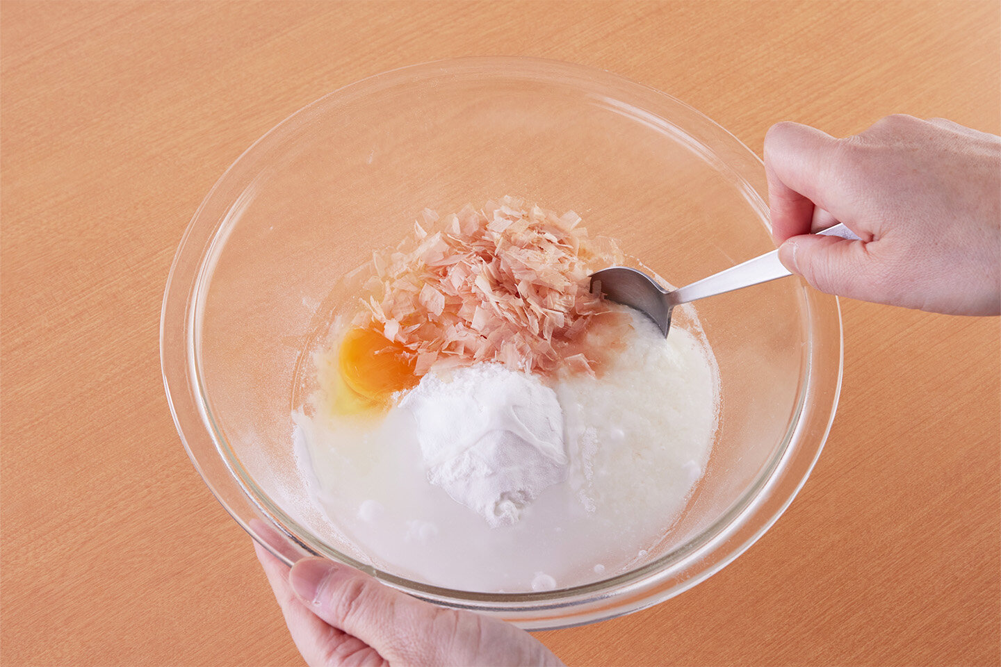 米粉は、きめが細かくサラサラしていて、小麦粉と片栗粉の中間といった印象です。グルテンがないので、サクッと混ぜられ、ぼってりすることはありません。