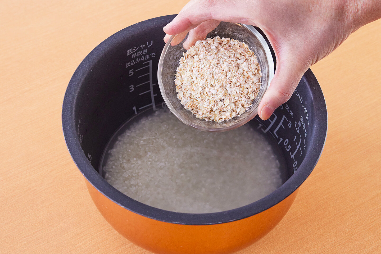 ヘルシーなおにぎりにするなら、オートミール入りご飯にするのがおすすめです。炊飯器で炊けますが、水を少し控えるのがポイント。<br>米１合（180ml）を洗って炊飯器の内釜に入れ、1合の目盛通りまで水を入れます。そこから水を大さじ1取り除き、オートミール30gを全体に入れて、普通に炊きます。