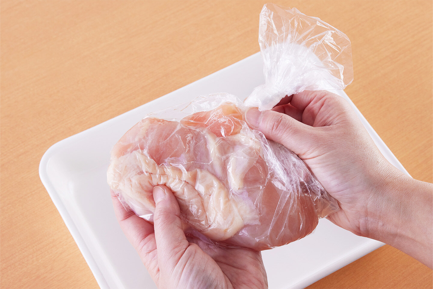 サラダチキンを作る。<br>耐熱性のポリ袋にAと鶏肉を入れ、袋の外からよくもんでなじませ、空気をしっかり抜いて口を結ぶ。