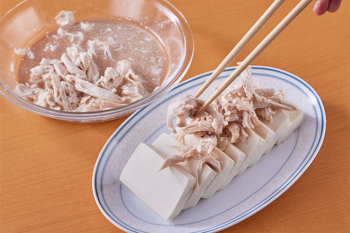 豆腐を器に盛り、1の鶏肉をのせて2をかける。ごま油をかけて白ごまをふり、糸唐辛子をのせる。