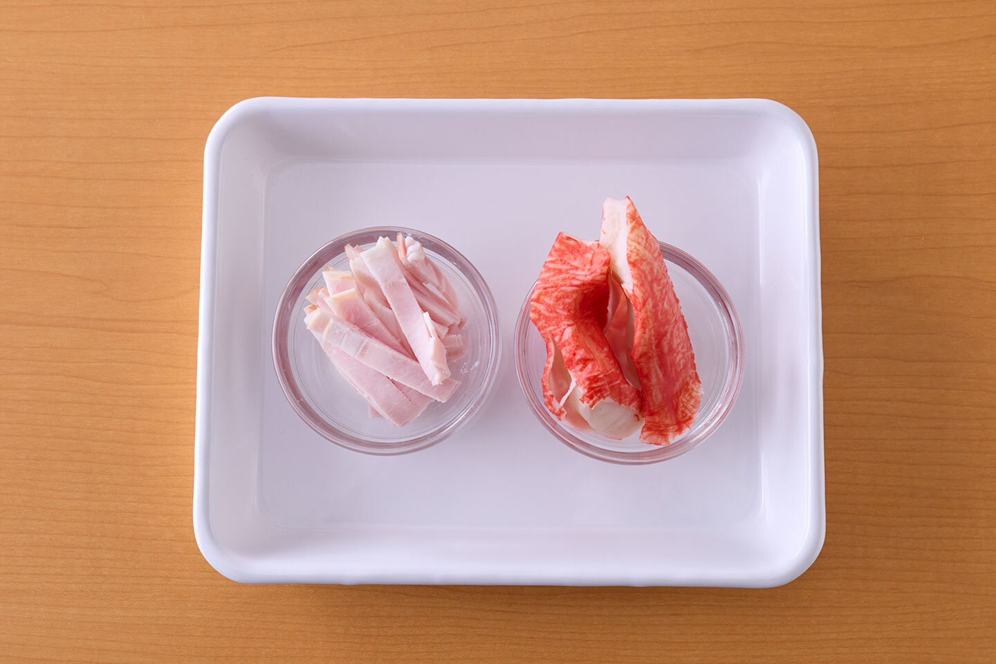 卵白のあんにハムやカニ風味かまぼこを加えると、より食べ応えのある味になります。どちらも40gくらいが目安です。作り方2のAを入れるタイミングで加えてください。