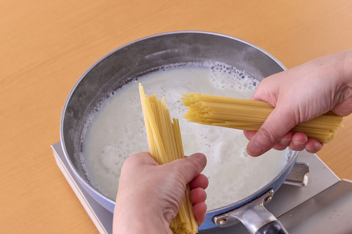 フライパンにＡを入れて中火にかけ、沸騰したらスパゲッティを半分に折って     加え、時々混ぜながら、袋の表示時間通りに煮る。