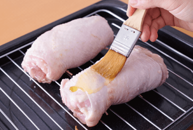 オーブンの天板に網をのせ、その上に巻いた鶏肉を並べ、表面にオリーブ油を塗る。180度に予熱したオーブンで20分焼き、粗熱がとれたら爪楊枝を外して食べやすく切る。器に盛り、クレソンを添える。