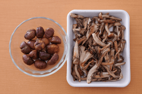 香りパン粉に、きのこや甘栗を加えるのもおすすめです。きのこは油で炒めてかるく塩をふりましょう。甘栗は巻きにくければ適当な大きさに割ります。