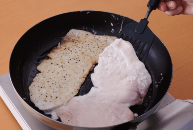 フライパンにオリーブ油を中火で熱し、かじきを焼く。焼き目がついたら裏返し、両面を焼いて取り出す。