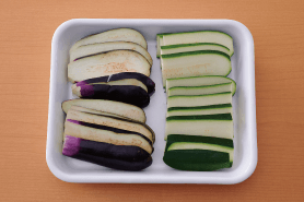 かじきを野菜にかえてもおいしく作れます。なすやズッキーニを厚さ5ミリくらいに切り、オリーブ油で焼いて塩をふってトマトソースと重ねます。