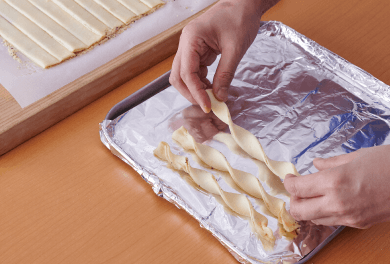 オーブントースターの天板にアルミ箔を敷く。切ったパイシートの両端を持ち、2回ほどひねって並べる。予熱したオーブントースター（1000W）で15分ほど焼く。途中様子を見て、焦げそうなら上にアルミ箔をのせる。