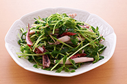 豆苗炒めにいかをプラス。ご飯のおかずにもうれしい一品にアレンジしましょう。フライパンにAを入れて香りが立ったら、食べやすく棒状に切ったいか（1杯）を強火で炒める。いかに火が通ったら、3と同様にして仕上げる。