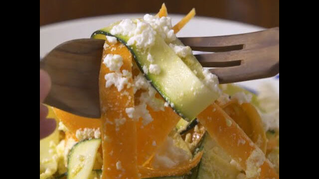 カンパイ★レシピ「自家製カッテージチーズと野菜のサラダ」
